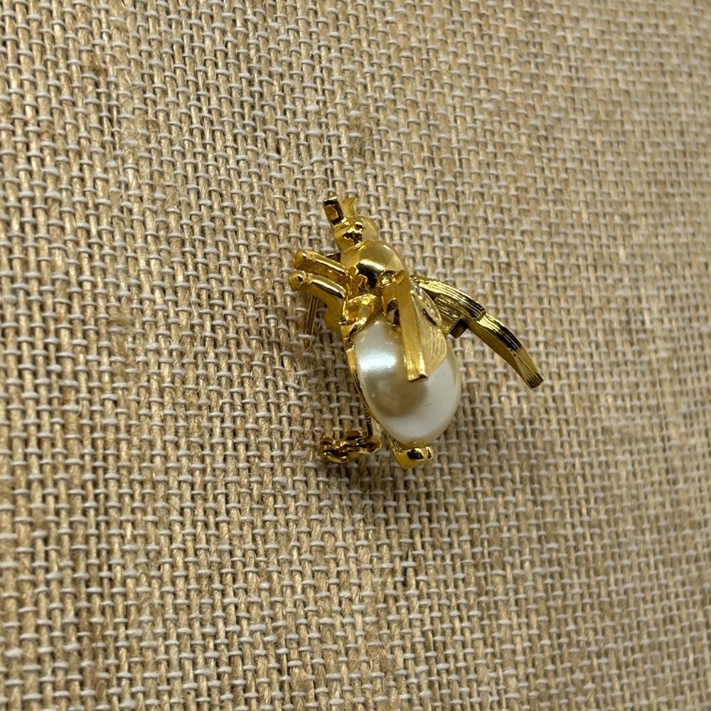 Vintage Bee Brooch – Goldtone Faux Pearl Crystal Insect Pin – with movable wings - Picture 8 of 8